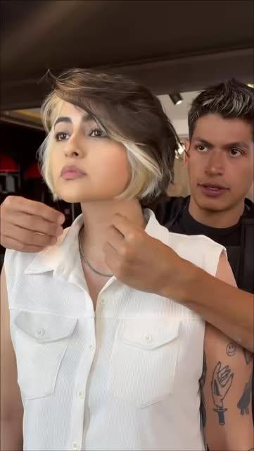 Clienta con corte corto bicolor, mechón claro que ilumina el contorno