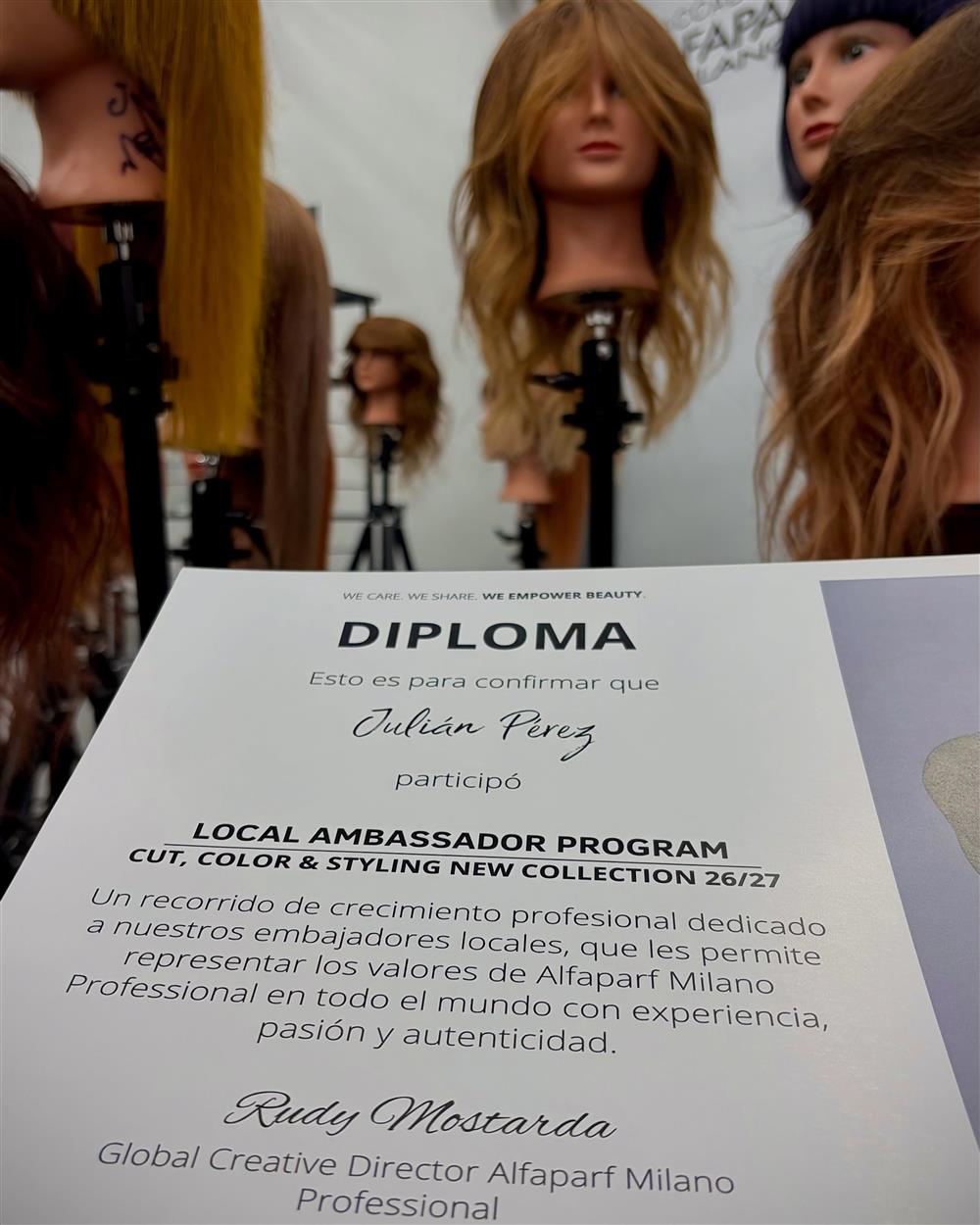 Diploma de Alfaparf Milano a nombre de Julián Pérez