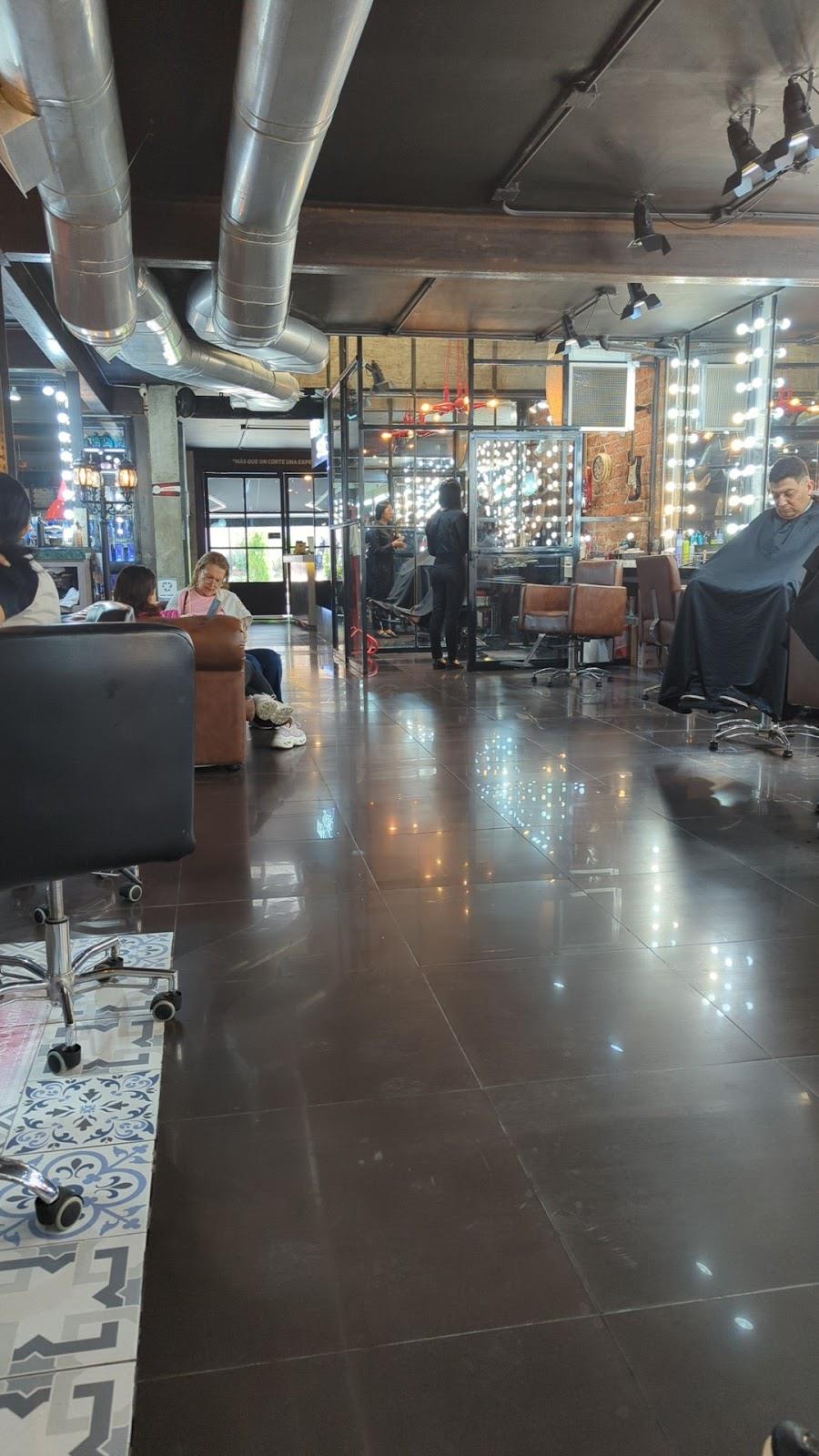 Pasillo del salón con piso brillante y puestos de trabajo