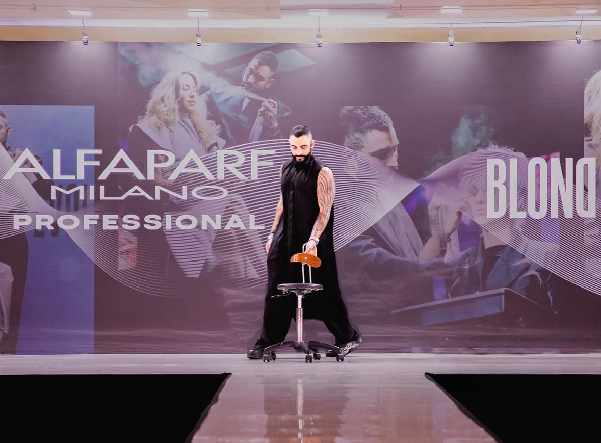 Julián Pérez de pie en la pasarela de Alfaparf Milano