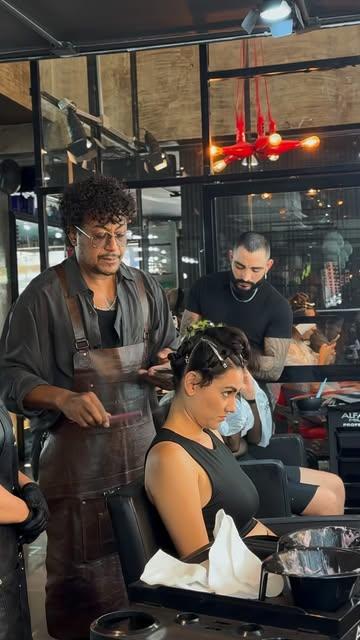 Backstage en TAGLIO: estilistas preparando a las modelos